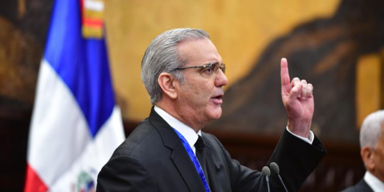 Abinader sobre ataques de la oposición: “Me gustaría que además de criticar, hagan propuestas”