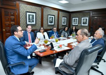 Sigmund Freund dice Gobierno evalúa aumento al salario mínimo para el sector público