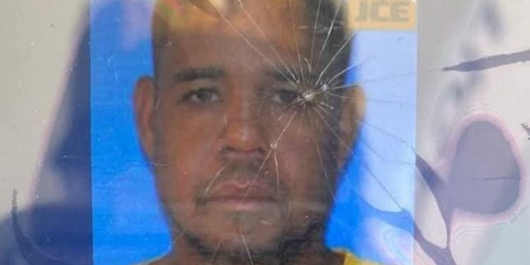 Policía apresa hombre mientras robaba en escuela que denunció vandalismo en San Pedro de Macorís