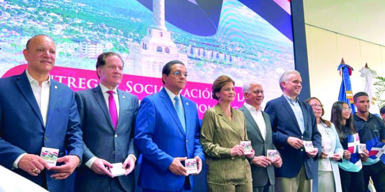 Entregan y socializan nueva Constitución de RD en Santiago
