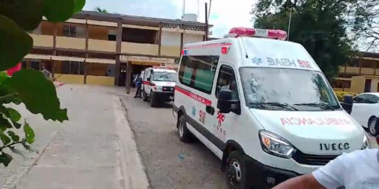 Decomisan droga y armas blancas en centros educativos de Santiago