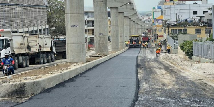 Avanza el plan de asfaltado en avenida intervenida por monorriel de Santiago