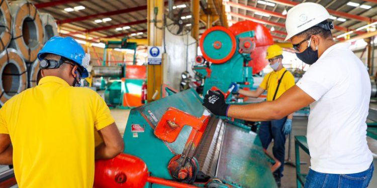 Cerca del 40% de los trabajadores gana menos de RD$13,700 al mes, según el Banco Central