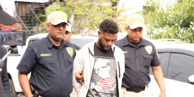 Se entrega exoficial de la Policía que era buscado por esposa y la madre de esta en La Vega