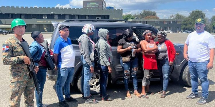 Otros 3 dominicanos detenidos por transporte haitianos ilegales