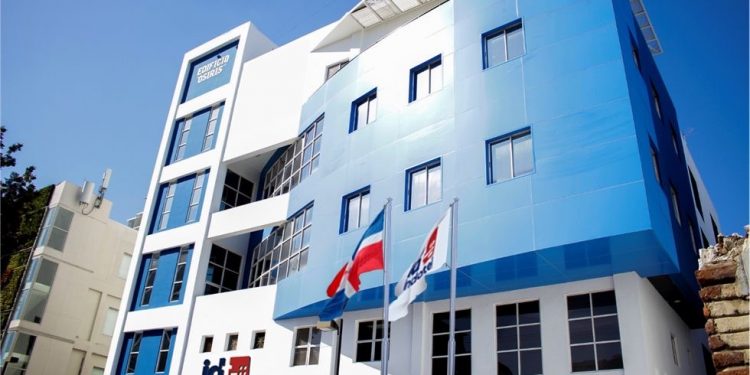 INDOTEL clausura emisoras y negocios reventa de internet