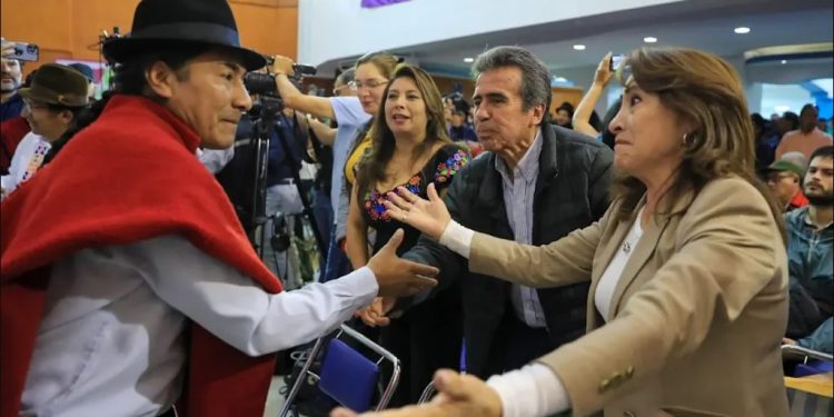 Movimiento indígena de Ecuador pide no votar por Noboa, pero condiciona apoyo a González