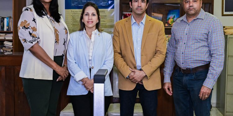 Archivo Histórico de Santiago recibe donación para digitalización de su colección