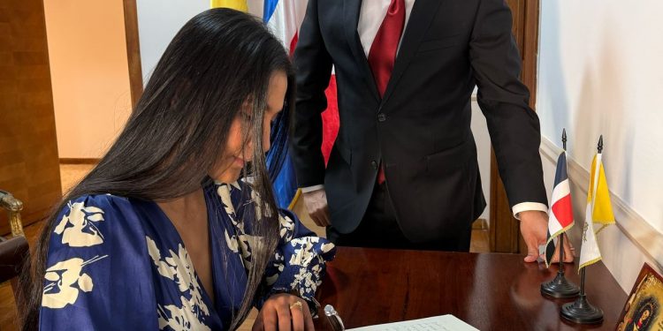 Nathalie Peña-Comas canta en los jardines del Vaticano