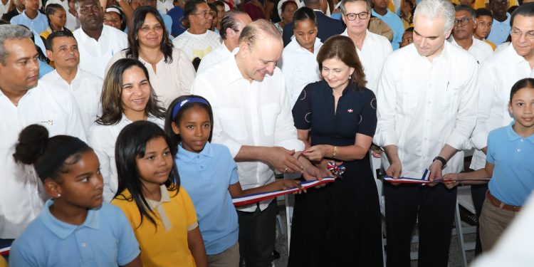 Presidente Abinader encabeza graduación de más de 1,300 jóvenes del programa "Oportunidad 14-24″ y la inauguración de la ampliación de escuela básica que beneficiará a 840 estudiantes, en Santiago