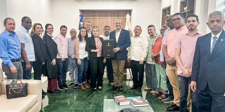 Concejo de Regidores de Santiago declara como “Huéspedes Distinguidos” a comisión de cooperativistas internacionales