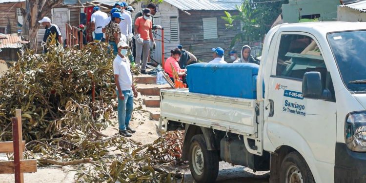 Alcaldía de Santiago realiza operativo de limpieza y reforestación en cañadas de Los Mangos en Zamarrilla