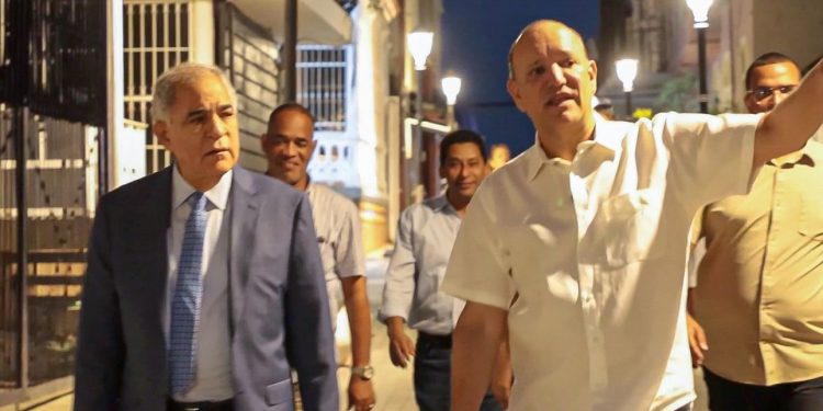 Alcalde Ulises Rodríguez supervisa la fase final de la transformación de la calle Benito Monción