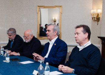 Presidente Abinader sostiene reunión de coordinación con empresarios dominicanos tras su arribo anoche a Washington