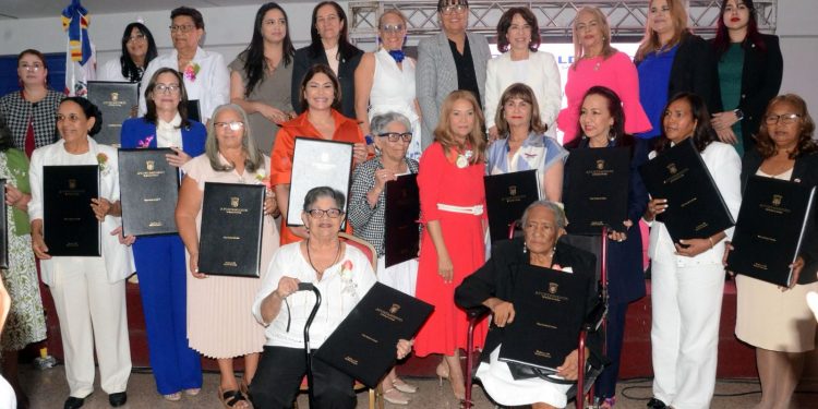 Comisión de Género del Concejo de Regidores de Santiago reconoce a 22 mujeres ejemplares