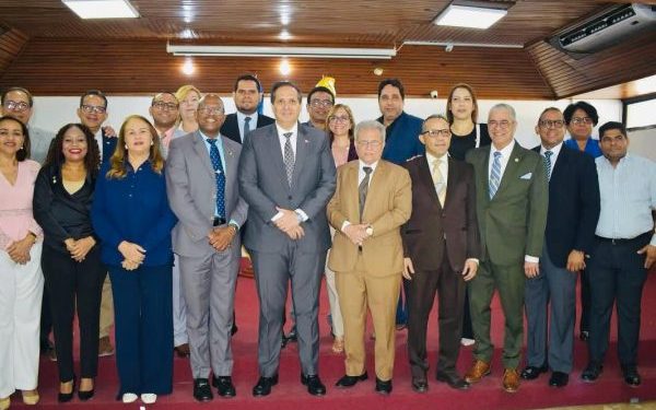 Gobierno y el CMD retoman diálogo sobre demandas de médicos pensionados; gremio suspende marcha