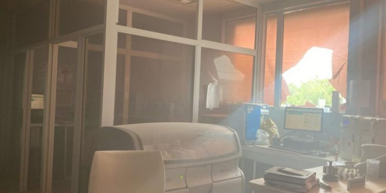 Incendio afecta laboratorio del Hospital Presidente Estrella Ureña en Santiago