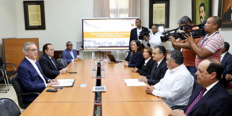 Pleno de la JCE presenta Proyecto del Cambio de Cédula de Identidad y Electoral al presidente Luis Abinader