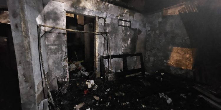 ¡Familia lo pierde todo! Incendio destruye casa en Los Mina