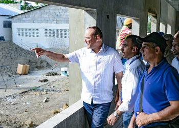 Alcalde Ulises Rodríguez supervisa reconstrucción de la Capilla San Pedro en Los Pérez de Gurabo