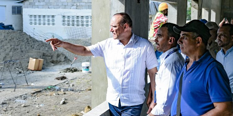 Alcalde Ulises Rodríguez supervisa reconstrucción de la Capilla San Pedro en Los Pérez de Gurabo