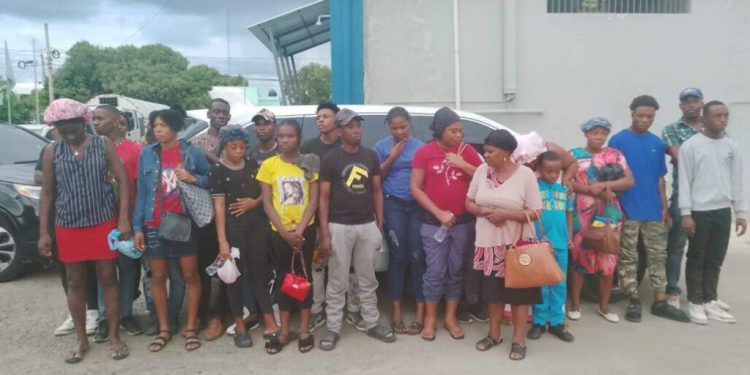 Migración apresa a 36 nacionales haitianos escondidos en dos jeeps cuyos choferes huyeron