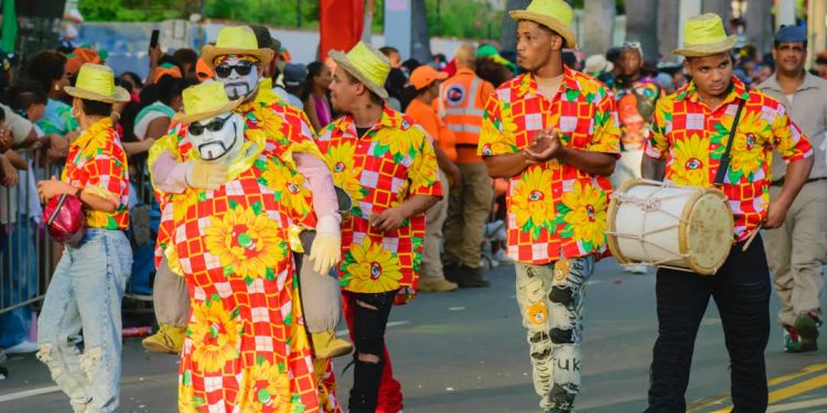 Ulises Rodríguez felicita comparsa de Santiago ganadora del Desfile Nacional de Carnaval 2025