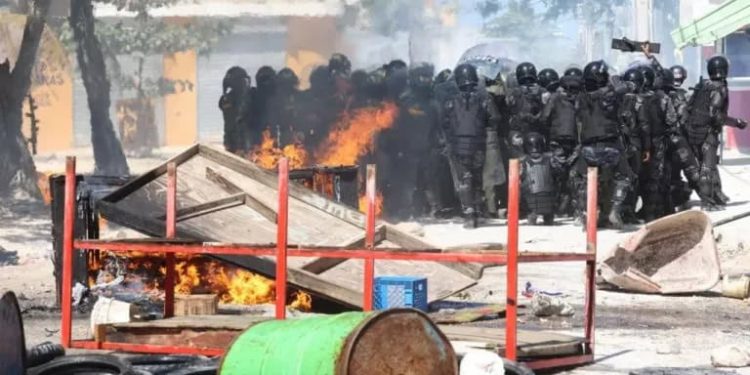 Afán de protagonismo de grupo ajeno a convocantes habría provocado caos en marcha; señalan a Alofoke