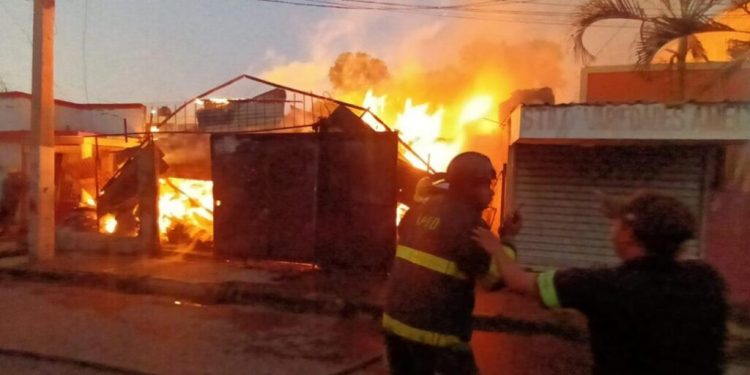 Incendio reduce a cenizas fábrica de cartón y varias viviendas afectadas en Santiago