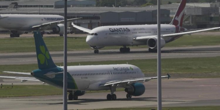 El aeropuerto de Heathrow reanuda los vuelos y espera operar a pleno rendimiento el sábado
