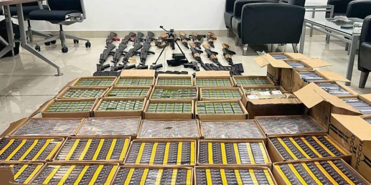 Aduanas incauta armamento militar que iba destinado a Haití
