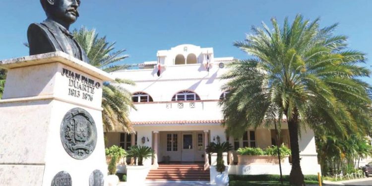 Abinader impulsa reforma diplomática con rotación y remoción de funcionarios