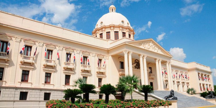 Gobierno emite decreto para prohibir privilegios y reducir gastos administrativos