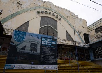 Trabajan en el remozamiento del techo y el tendido eléctrico del Mercado Modelo