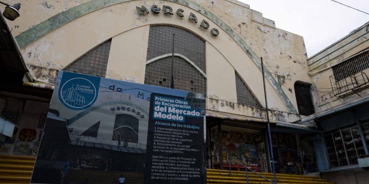 Trabajan en el remozamiento del techo y el tendido eléctrico del Mercado Modelo