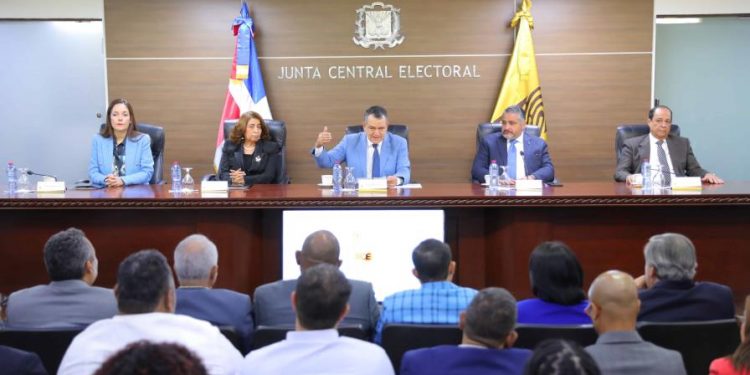 Nombres prohibidos y orden de apellidos son tema de debate en reglamento de Ley 4-23