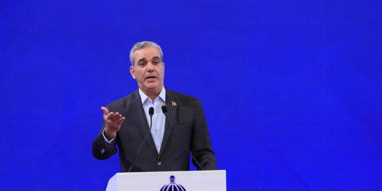 Abinader se reunirá con varios sectores para "ir eliminando a los obreros extranjeros"