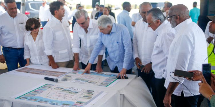 Abinader agotó 6 horas inaugurando obras en Baní y escuchando a sus representantes