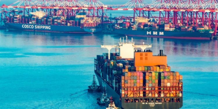 Economista advierte déficit comercial es una presión para la deuda