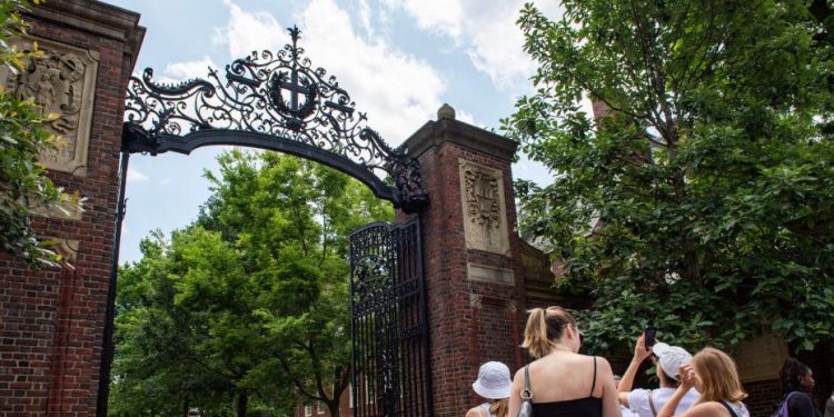 Universidad de Harvard rechaza las exigencias de Donald Trump