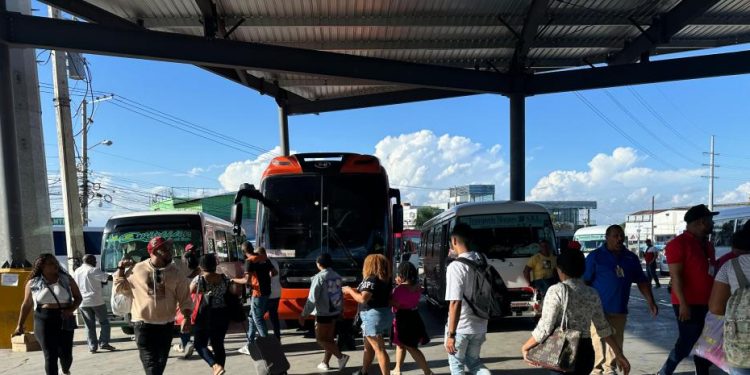 Maletas, mochilas y prisa: la ciudad empieza a sentirse vacía por asueto de la Semana Mayor