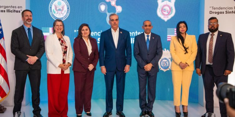 Abinader asiste a conferencia de embajada de EE.UU., donde le dan crédito por responder a lucha contra las drogas sintéticas