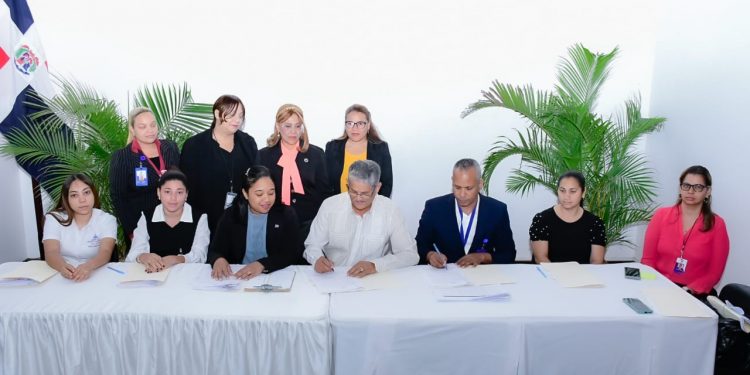 Regional 08 del Minerd otorga contratos a maestras y maestros auxiliares del Nivel Inicial