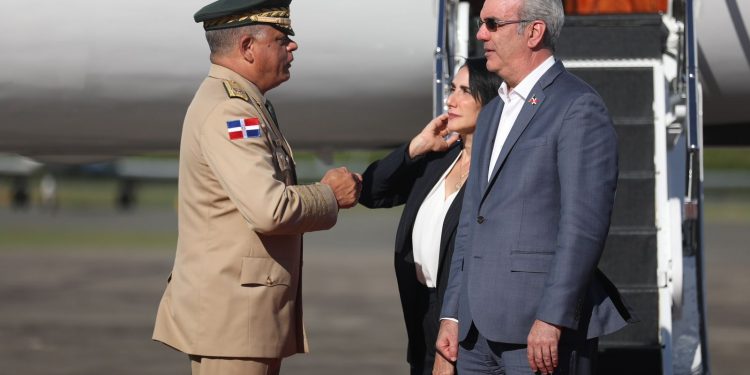 Presidente Abinader retorna al país tras participar en actos funerales del papa Francisco