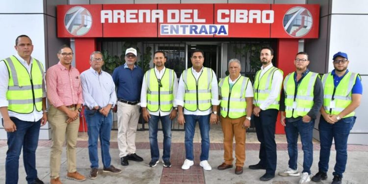 Ministro Kelvin Cruz realiza evaluación del techo de La Gran Arena del Cibao