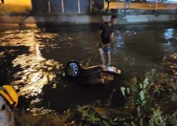 Vehículo cae en canal de riego en Santiago