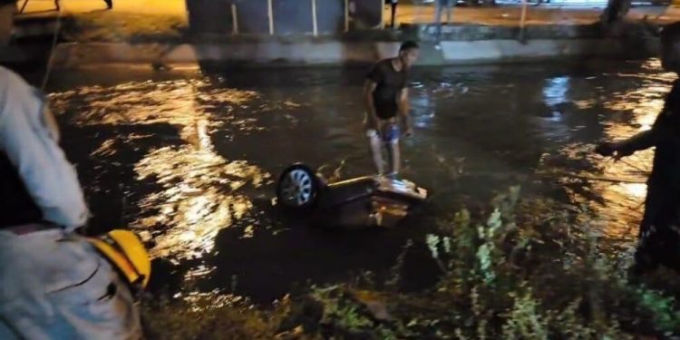 Vehículo cae en canal de riego en Santiago