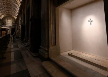 Unas 20.000 personas han pasado por Santa María la Mayor para ver la tumba de Francisco