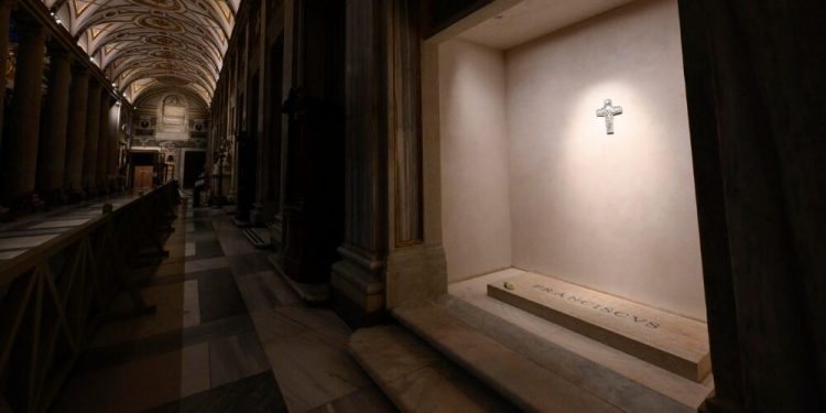 Unas 20.000 personas han pasado por Santa María la Mayor para ver la tumba de Francisco