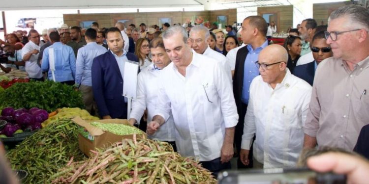Presidente Abinader extenderá mercado de productores del Inespre